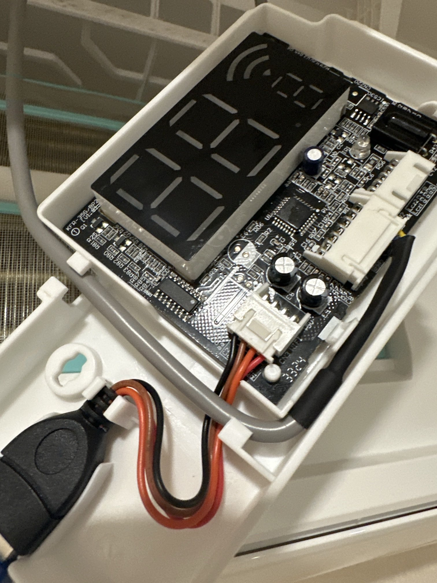 Geöffnete Steuerplatine einer Bosch-Klimaanlage bei der Integration in ein Smart Home mit ESP32-C3